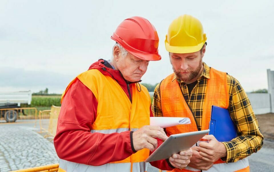 construction workers using time tracking app