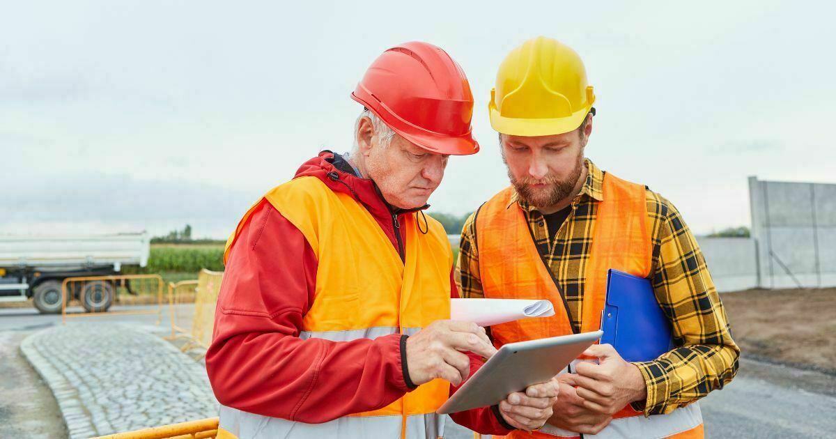 construction workers using time tracking app